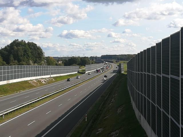 Autostrada A4 samochód uderzył w bariery/ Wokowice 29