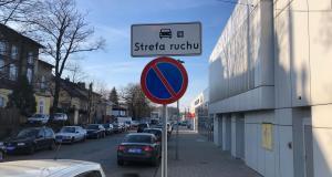 Zakaz postoju wzdłuż budynku dworca PKP w Brzesku